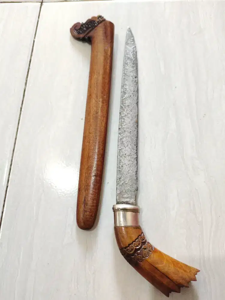 Di Maharkan badik pusaka tua