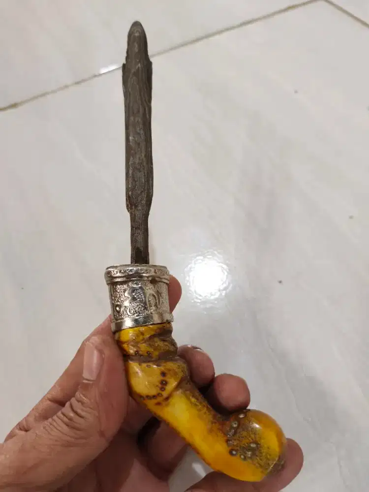 Di Maharkan badik pusaka tua
