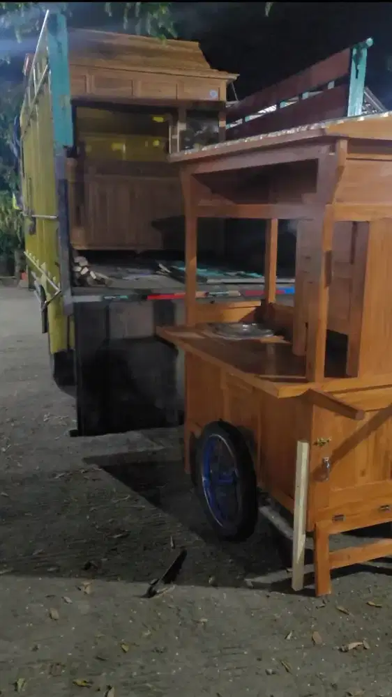 Dijual gerobak mie ayam kondisi semua bagus ukuran besar