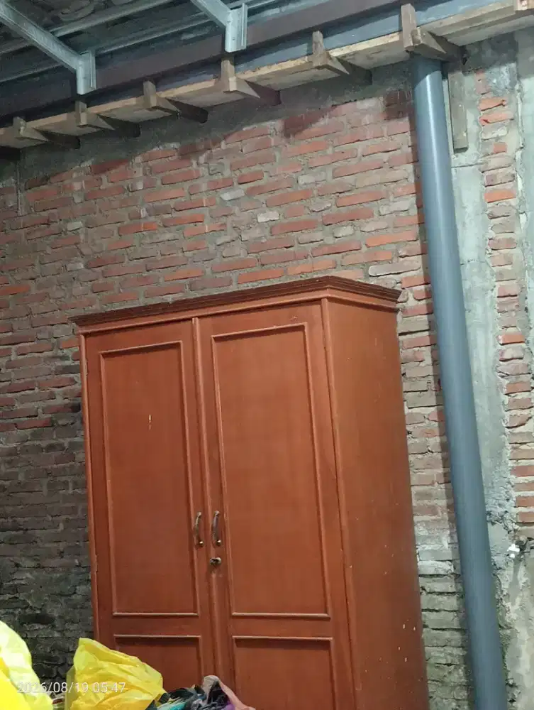 lemari pakaian kayu