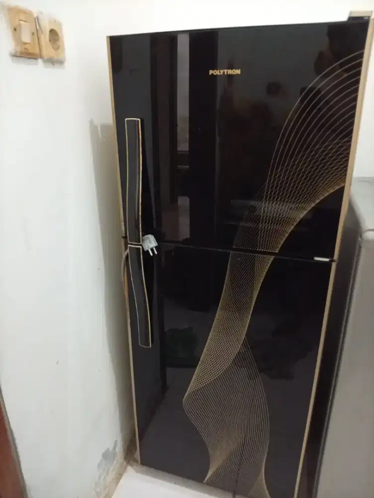 Kulkas merk Polytron dua pintu