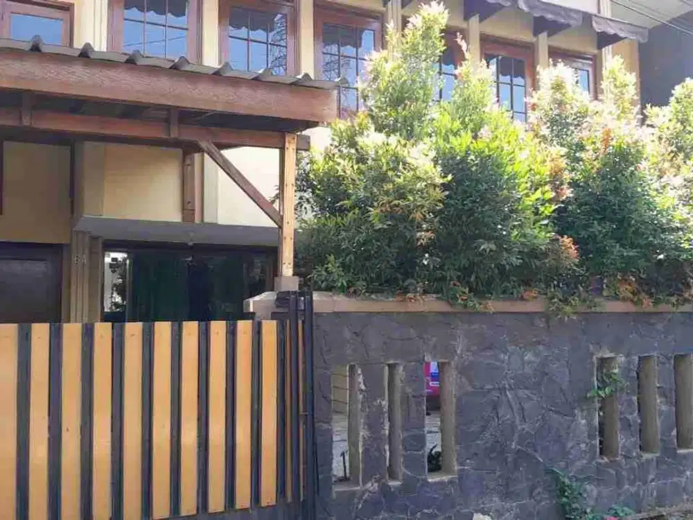 Rumah Bagus siap Hunni terawat lokasi Best Batununggal