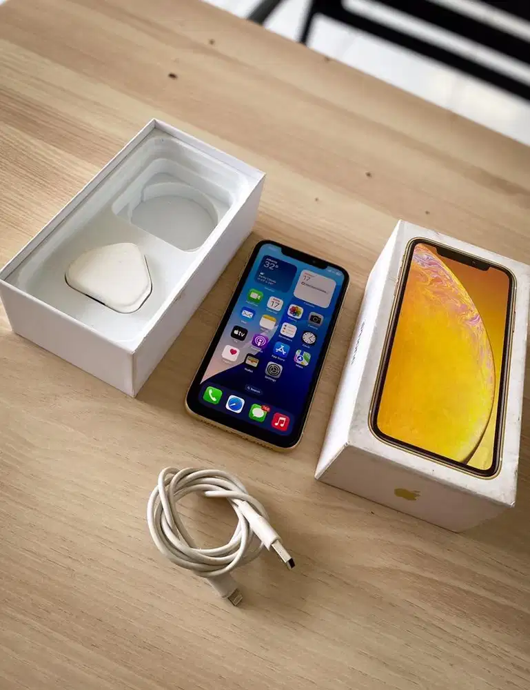 iPhone XR Yellow 128GB fullset MULUS!
