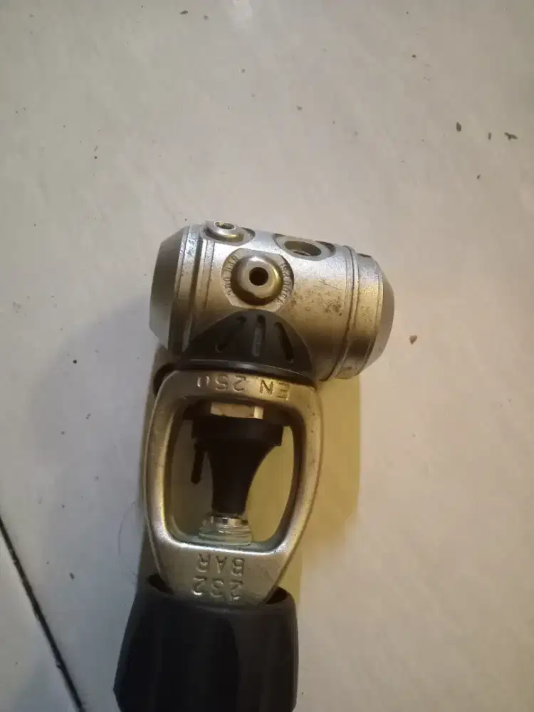 regulator scuba diving