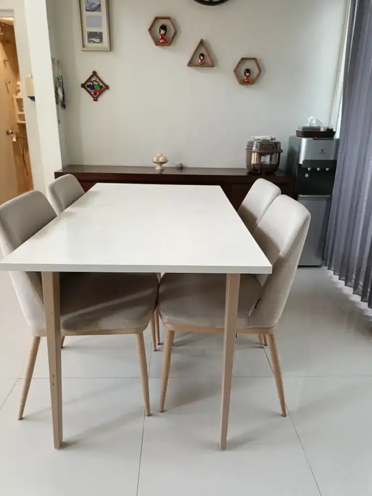Meja makan kayu