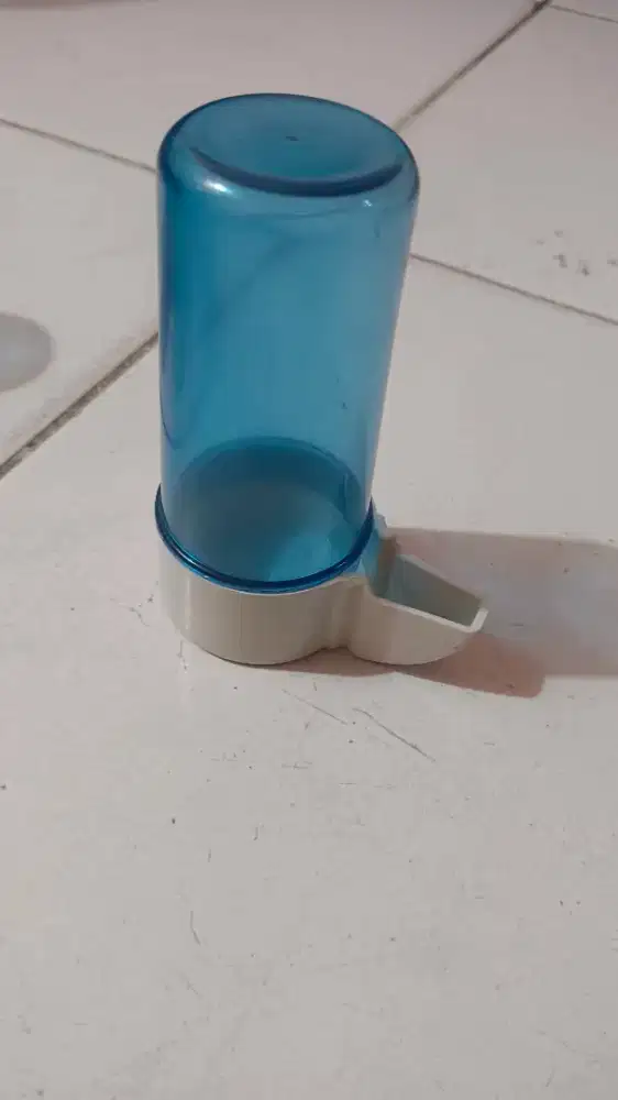 Tempat makan dan minum dispenser
