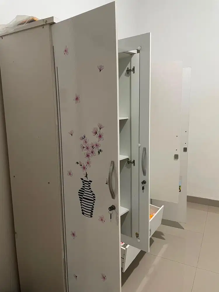 Lemari pakaian 4 pintu