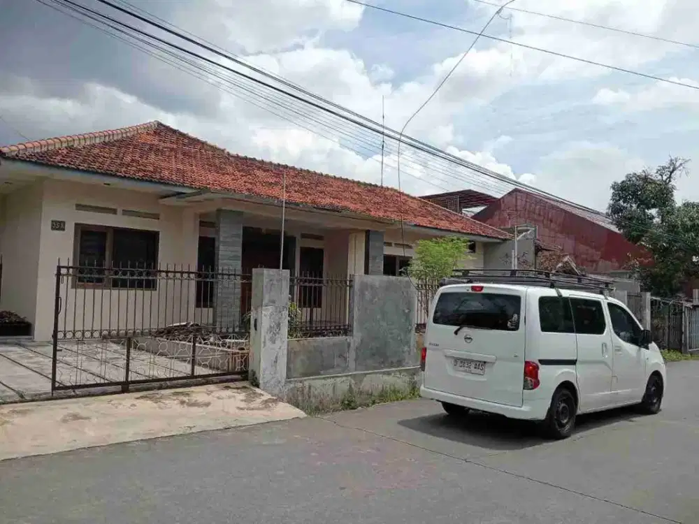 Rumah Lama Terawat siap Di Parakan Batununggal