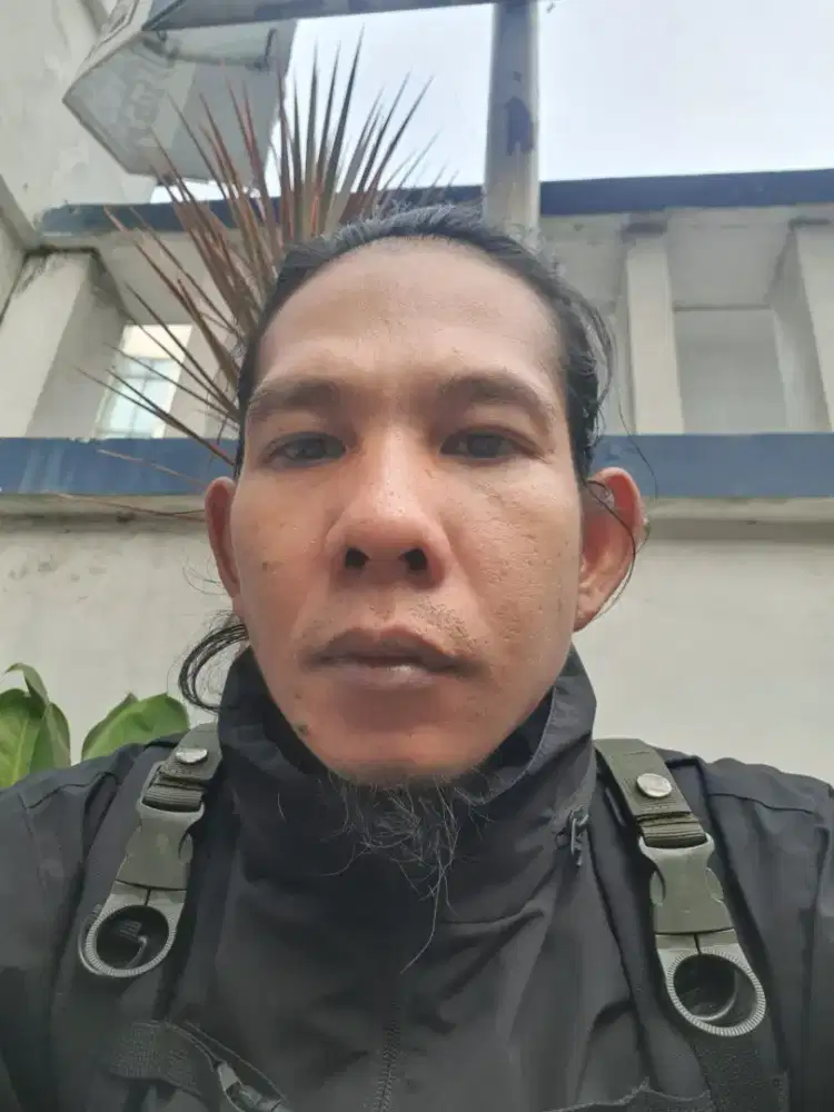 Mencari pekerjaan.