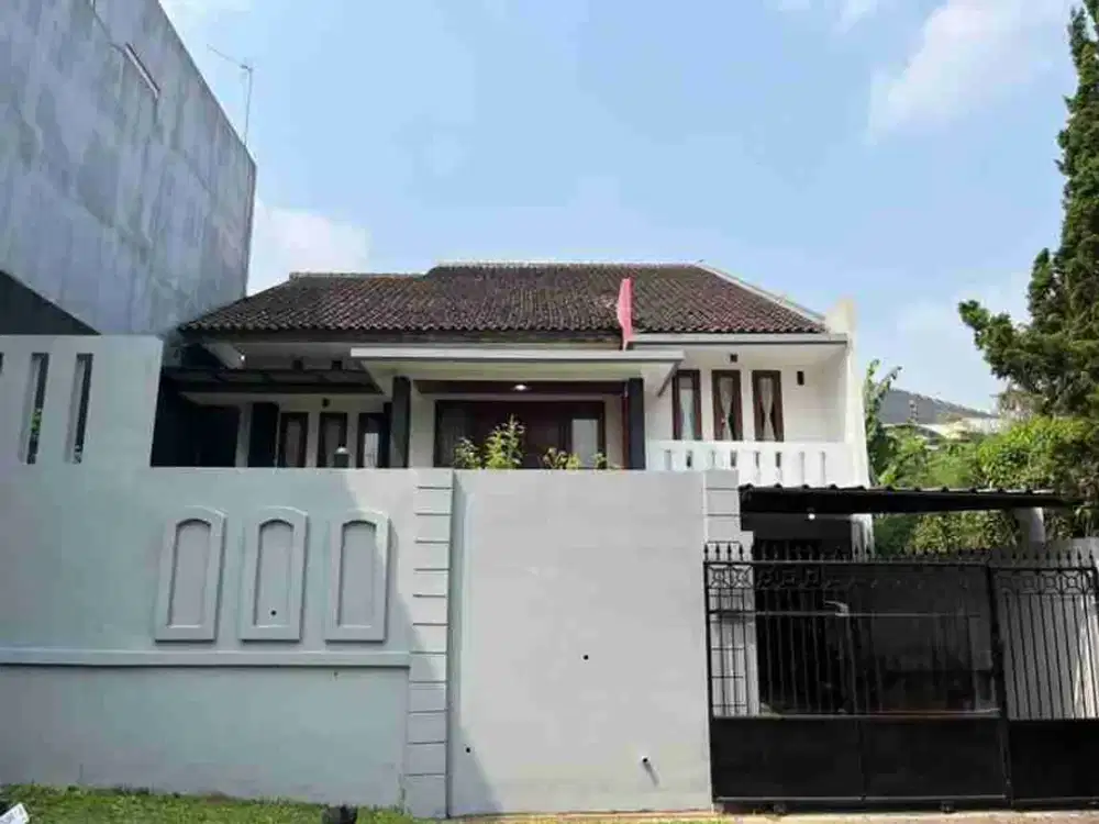 Rumah Bagus Semi Furnished Siap Huni Dalam komplek Setra Duta Bandung