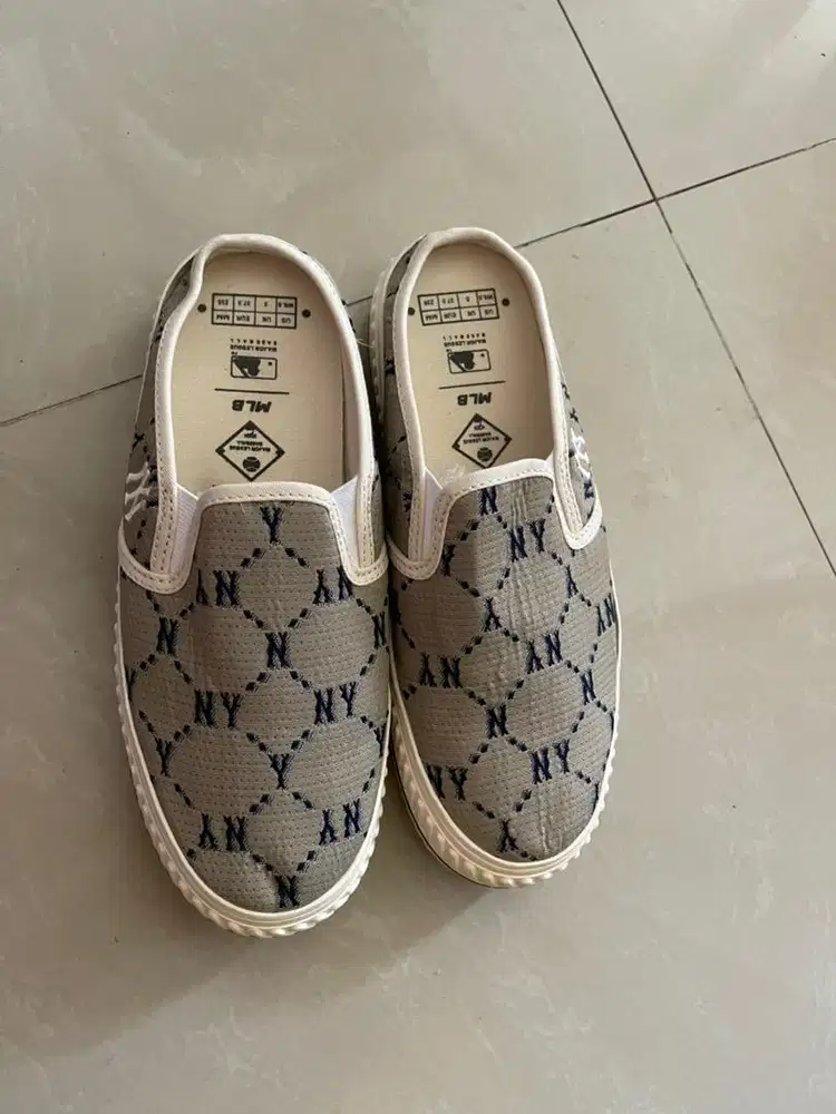Sepatu Slip on MLB