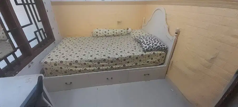 tempat tidur merk ifurnholic ukuran 120 x 200 dengan 3 laci