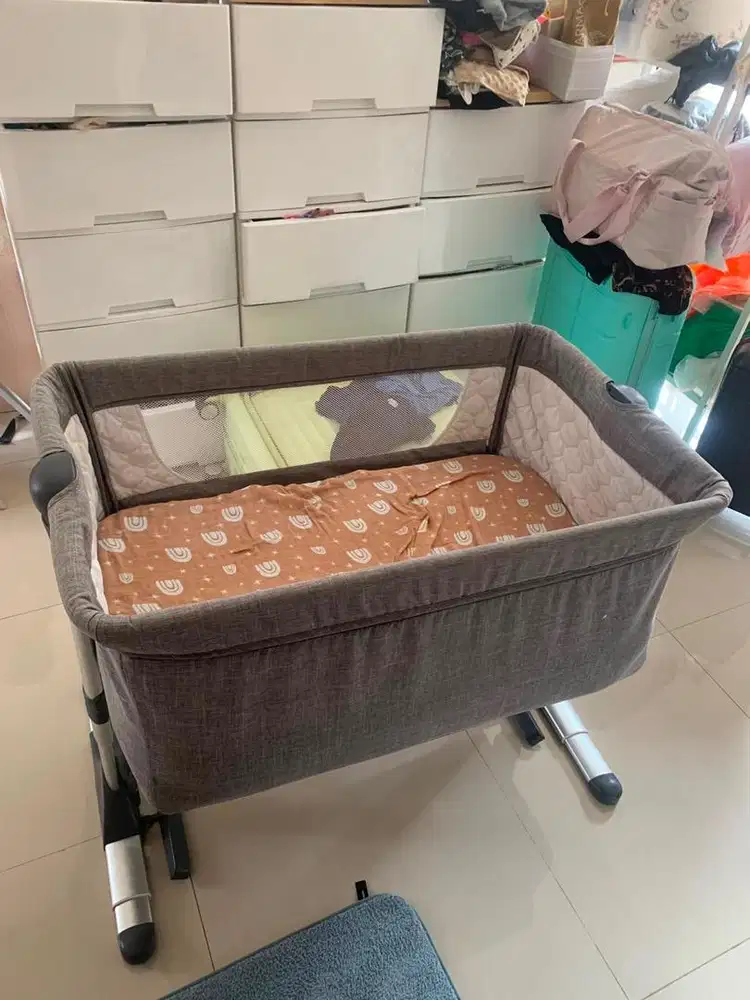 Preloved babydoes comfi bedside
