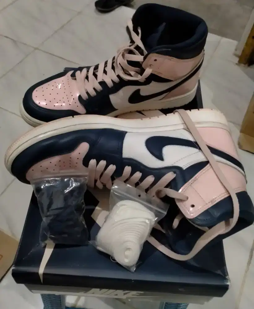 NIKE AIR JORDAN 1 RETRO HIGH OG ATMOSPHERE/OBSIDIAN - WHITE