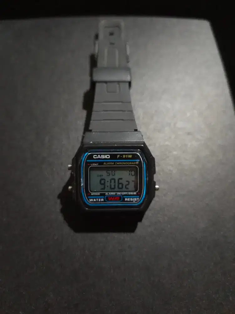 Jam Casio F-91w Stainless Steel
Masih mulus