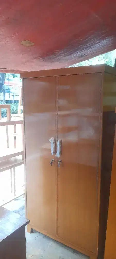 Almari pakaian dua pintu