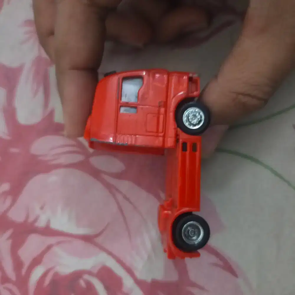Diecast skala 1:64 truck kondisi 90% warna merah