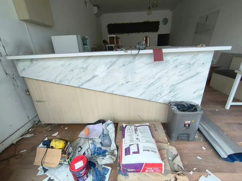 Bar dan meja kasir untuk kafe