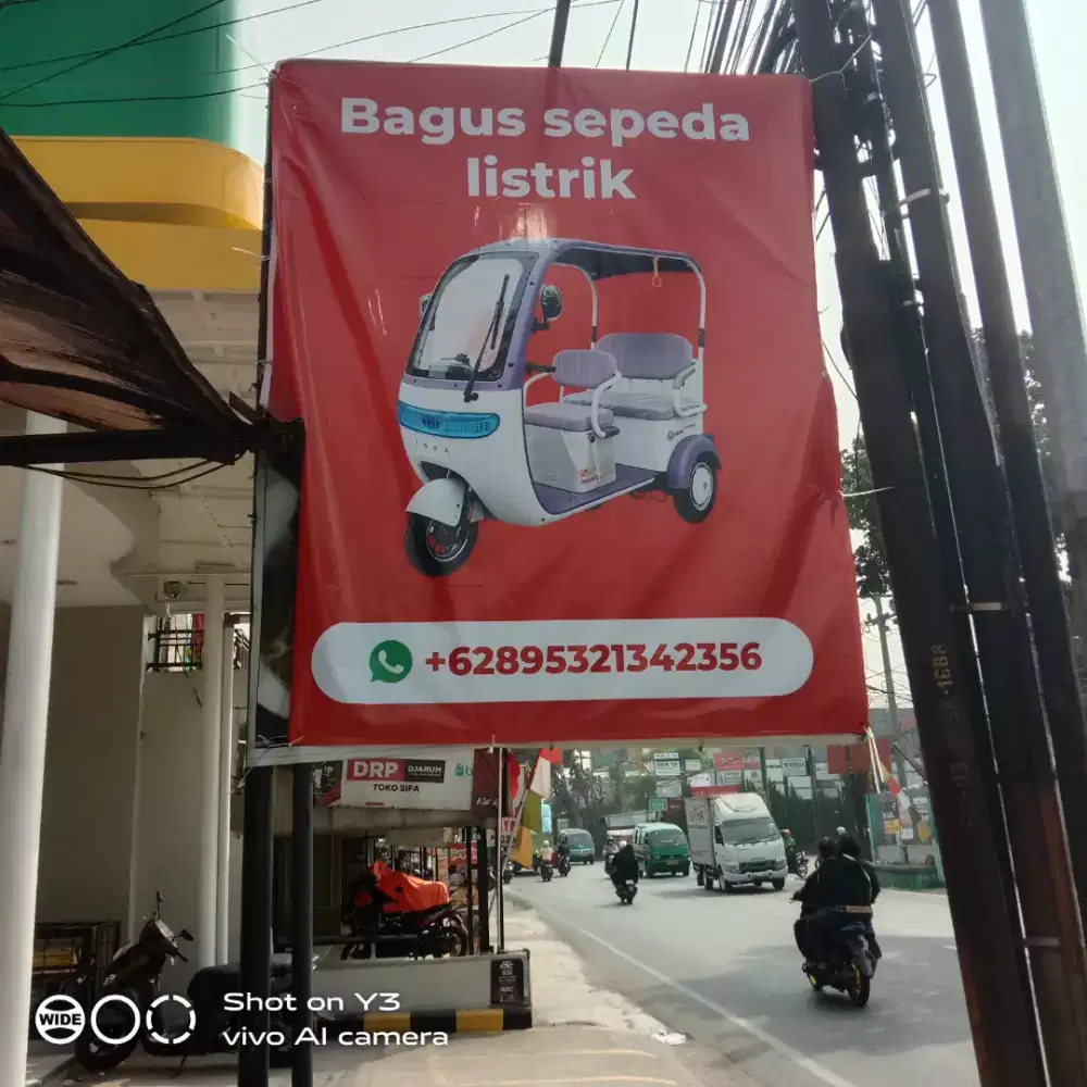 salesperson dijual sepeda listrik di toko