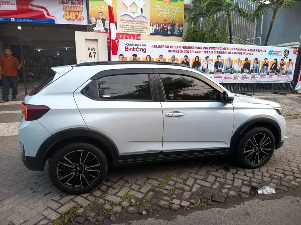 Honda WR-V 1.5 RS CVT 2023 Putih – Istimewa, Rawatan, Siap Pakai Sby