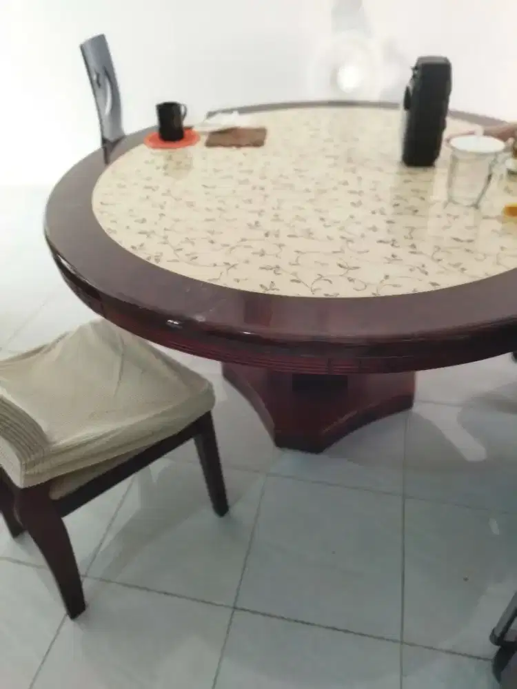 Dijual lemari hias dan meja makan kokoh mantap didorong tak bergerak