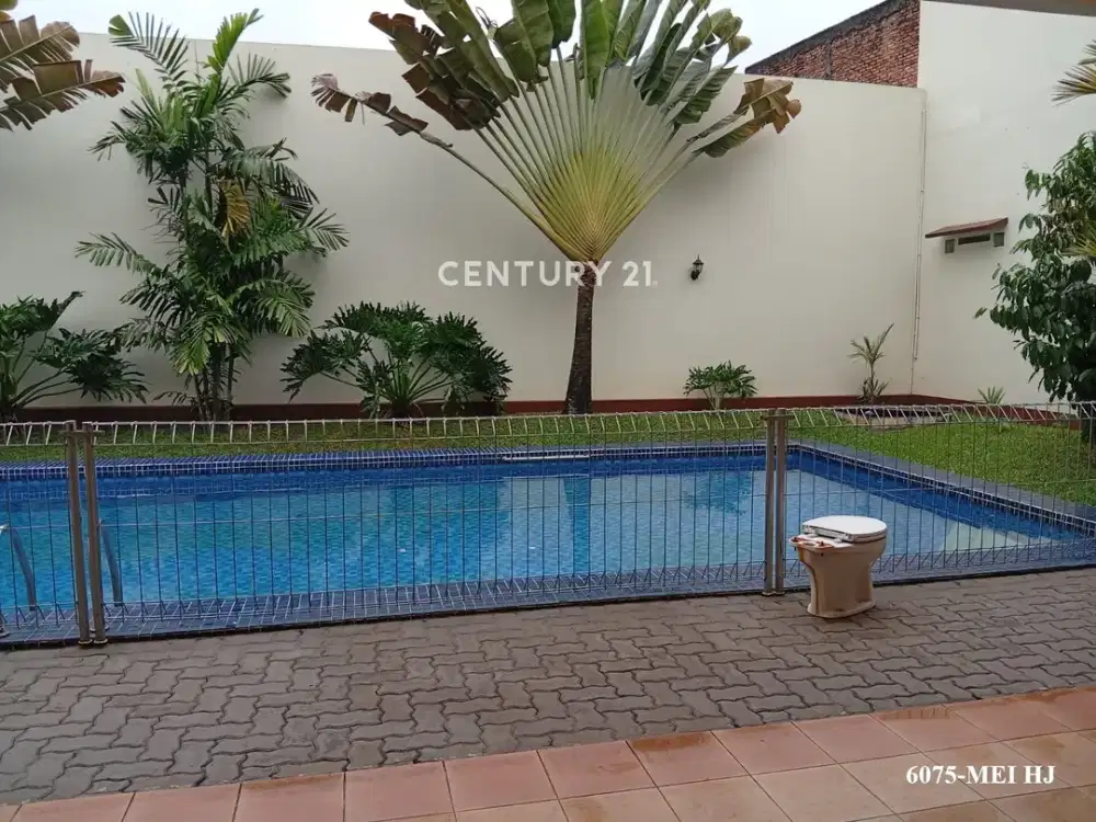 Disewakan Rumah Cantik Kolam Renang Strategis Di Pejaten Barat