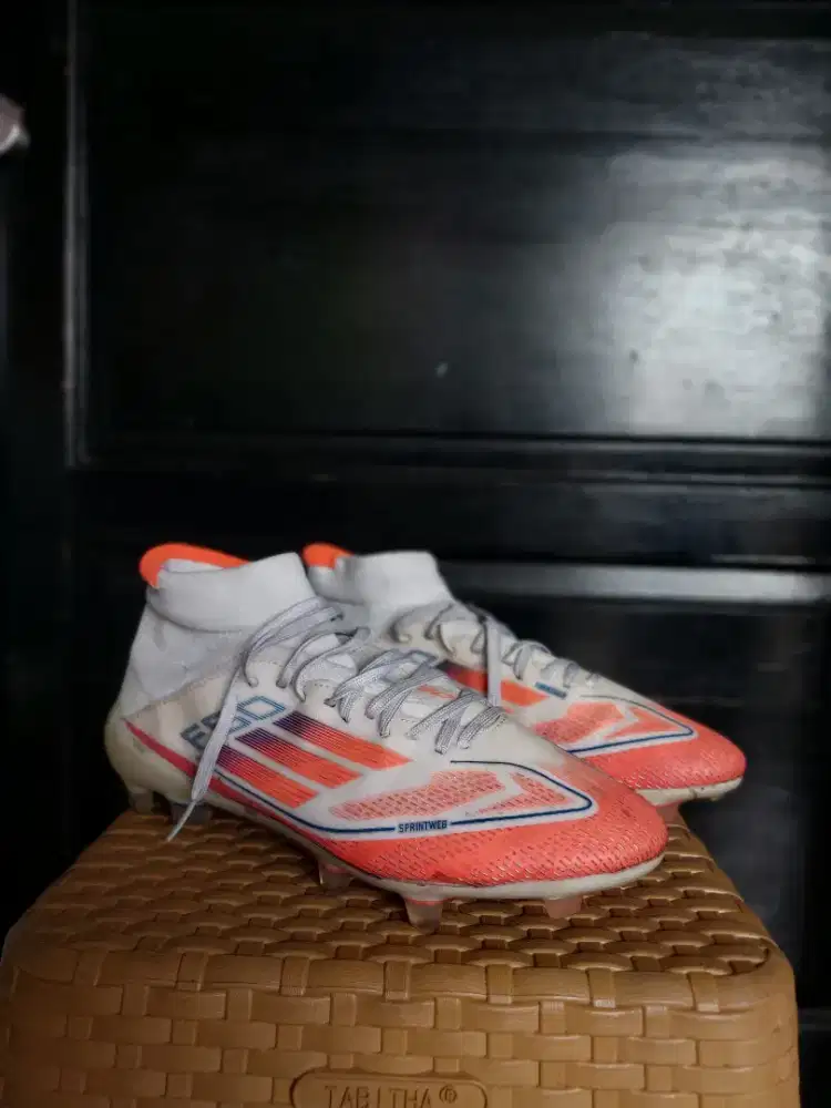 Sepatu bola adidas size 40 kondisi 95 persen masih bagus