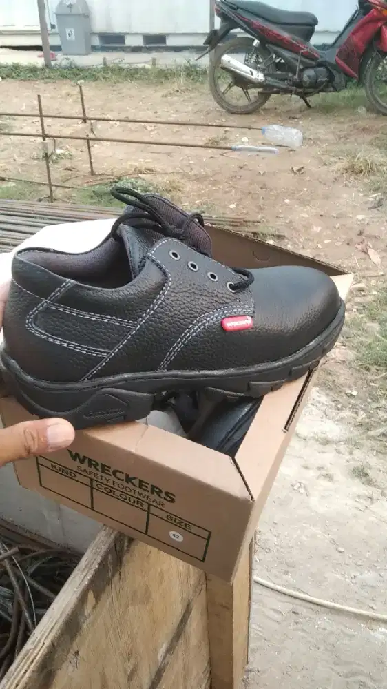 Sepatu safety kerja pabrik ukuran 41