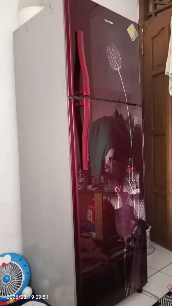 Kulkas Polytron 2 pintu motif mawar merah