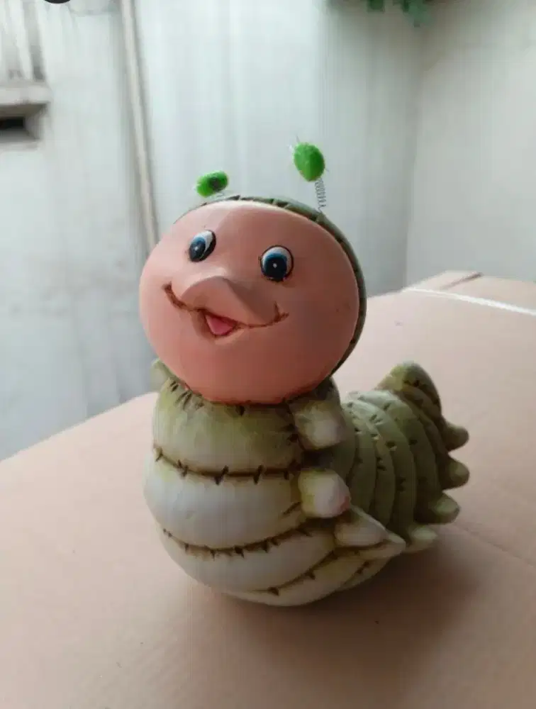 Celengan Ulat hijau