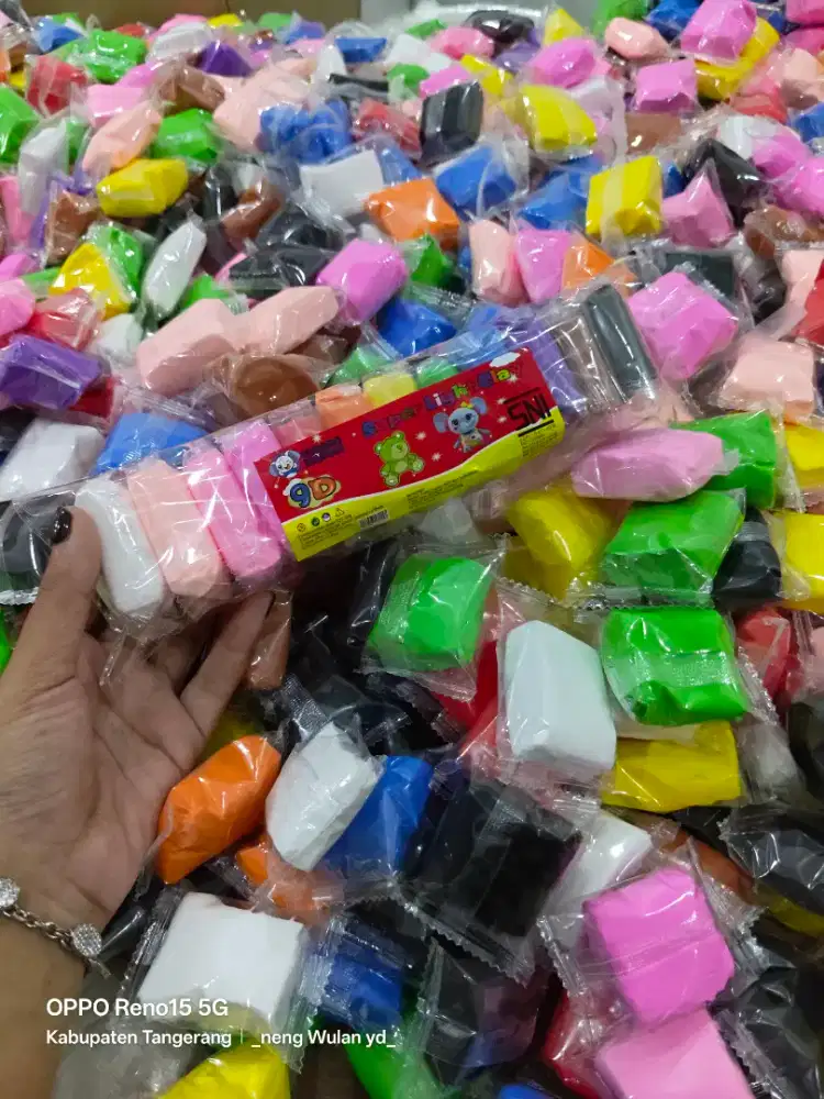 Loker di bagian packing mainan clay