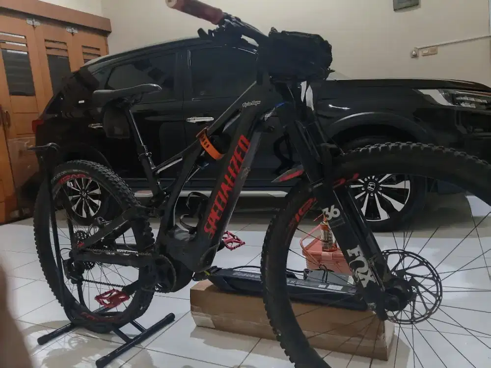 Sepeda e-MTB SPECIALLIZED LEVO