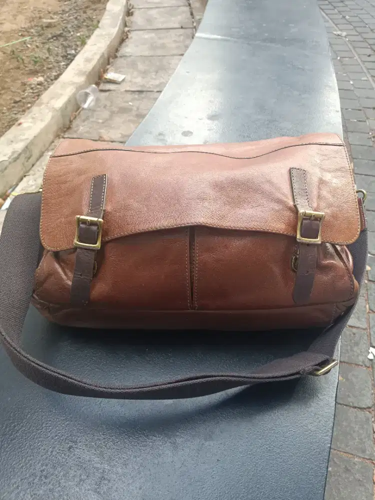 Jual tas second slempang kulit original merk Fossil