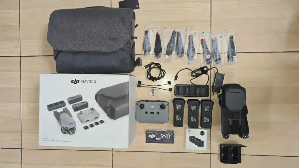 Drone DJI Mavic 3 Bundle Fly More Combo