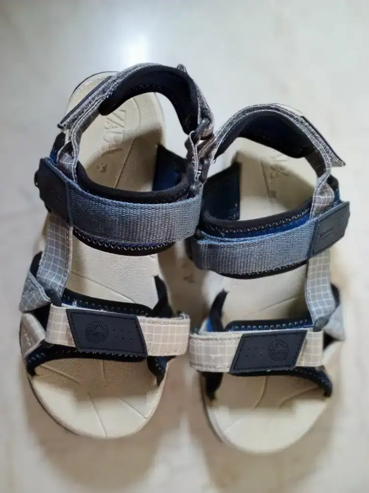 Sepatu sandal Zara