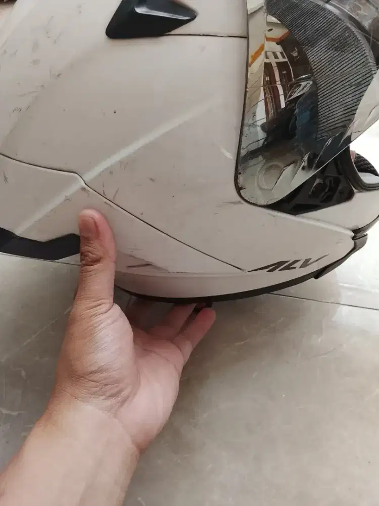 Helm kondisi masih bagus masih mulus banget kondisi masih mulus juga