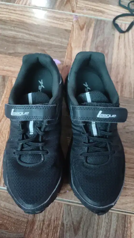 Sepatu sekolah anak League