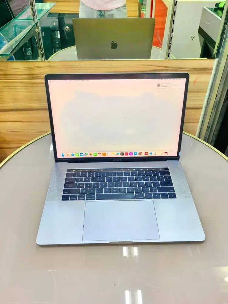 MACBOOK PRO 15 inch 2017 i7 RAM 16 SSD 256 Layar 15 inch *DC