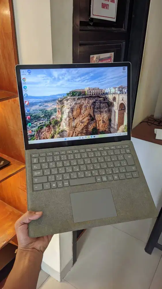 Microsoft Surface Laptop 2 i7 Gen 8 RAM 16GB SSD 512GB 14 Inch