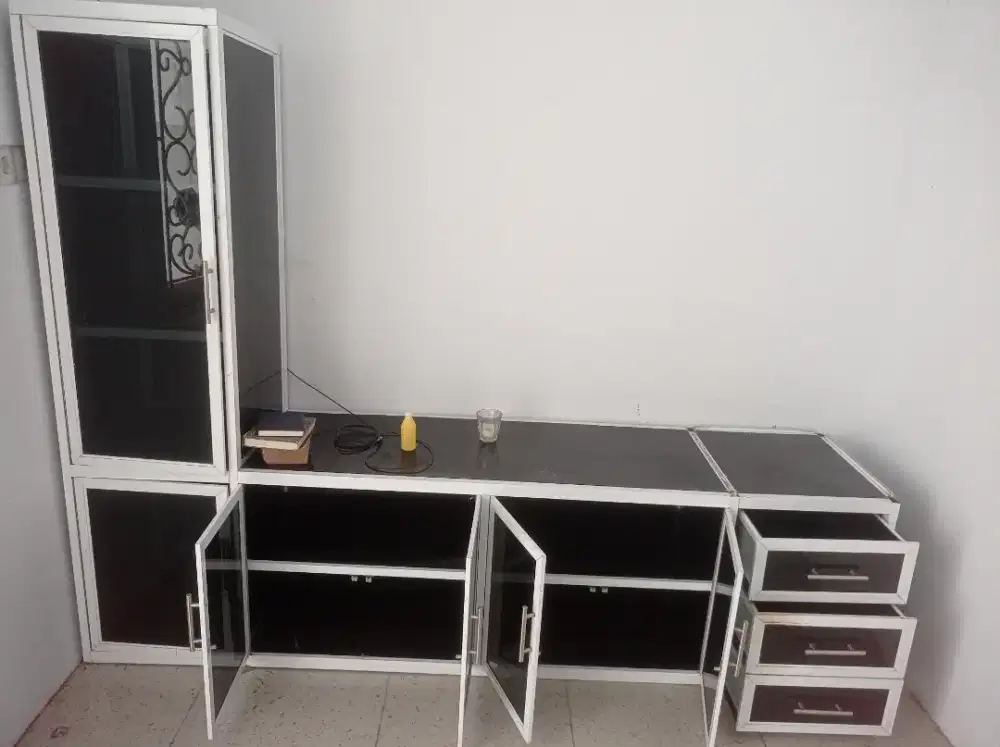 Lemari Kaca Aluminium