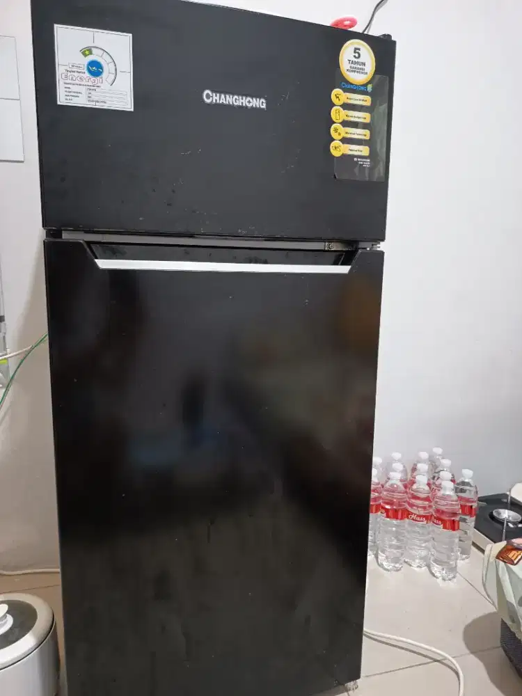 Di jual kulkas mini 2 pintu