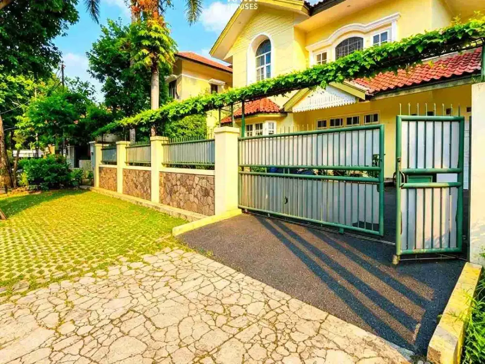 Rumah 2 Lantai Senopati Kebayoran Baru, Row Lebar, Siap Huni, Nego
