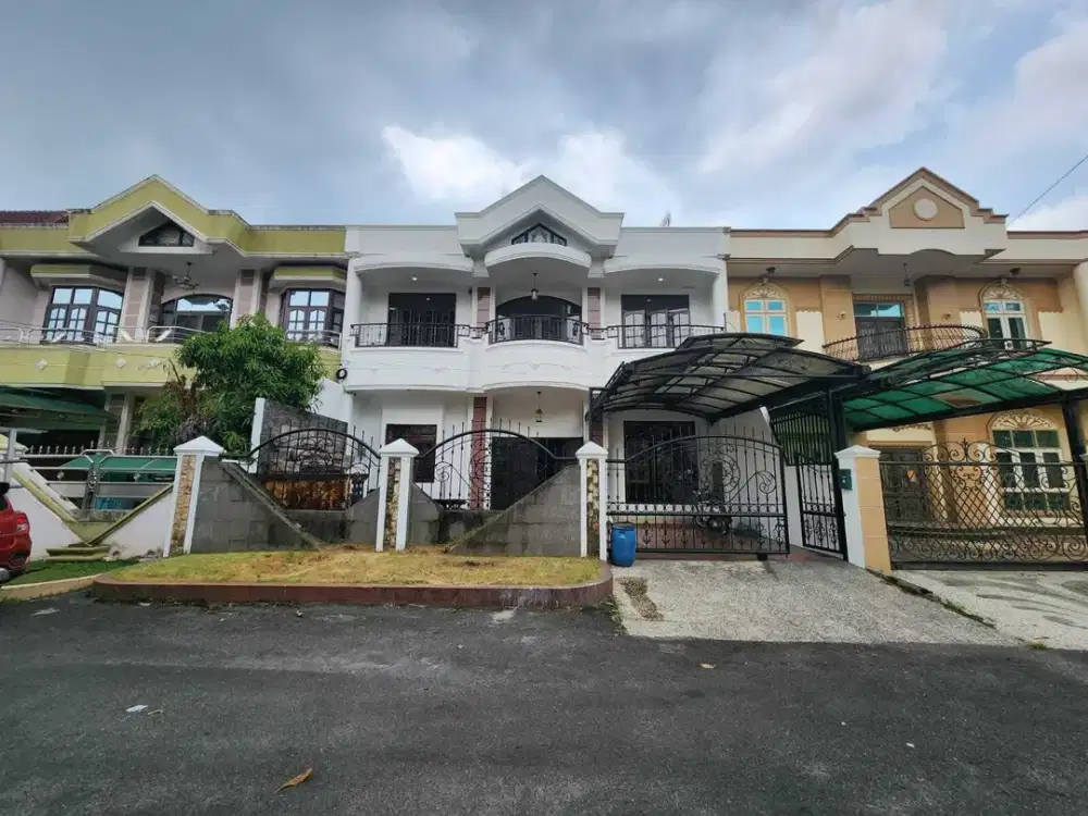 Villa Komplek Padang Golf Mansion ( Polonia )