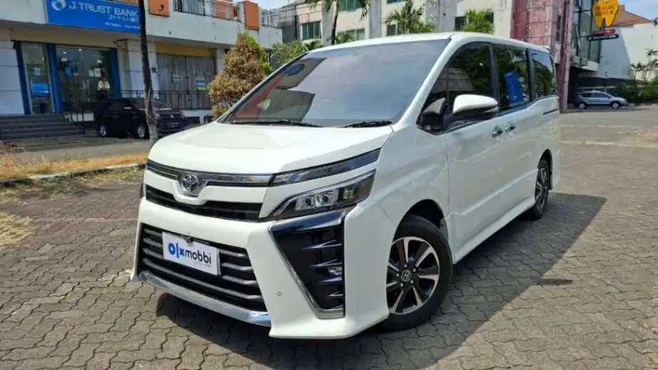 Toyota Voxy 2.0 Bensin AT 2018 Putih