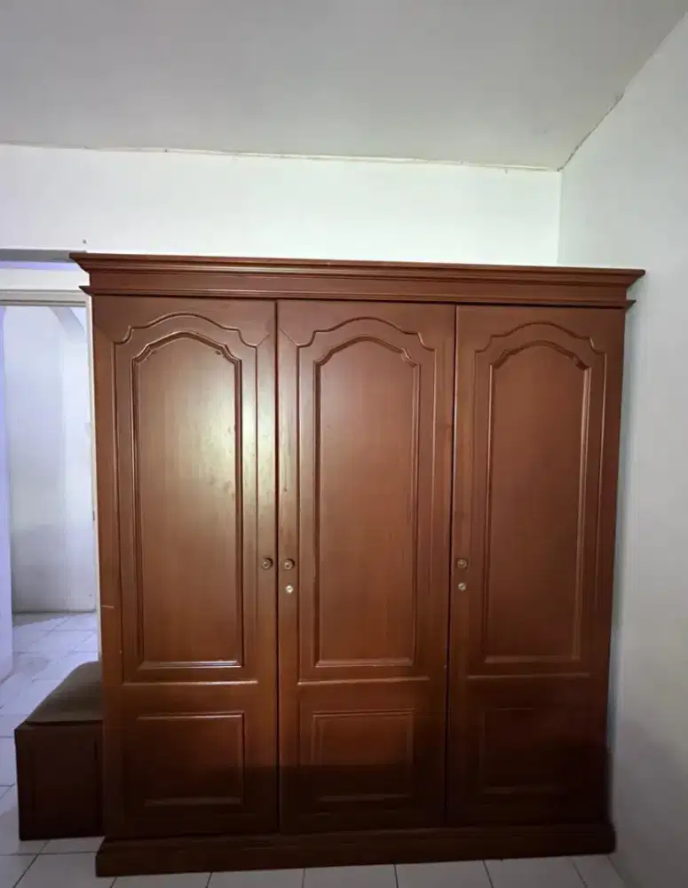 Lemari pakaian bahan kayu mahoni berkualitas