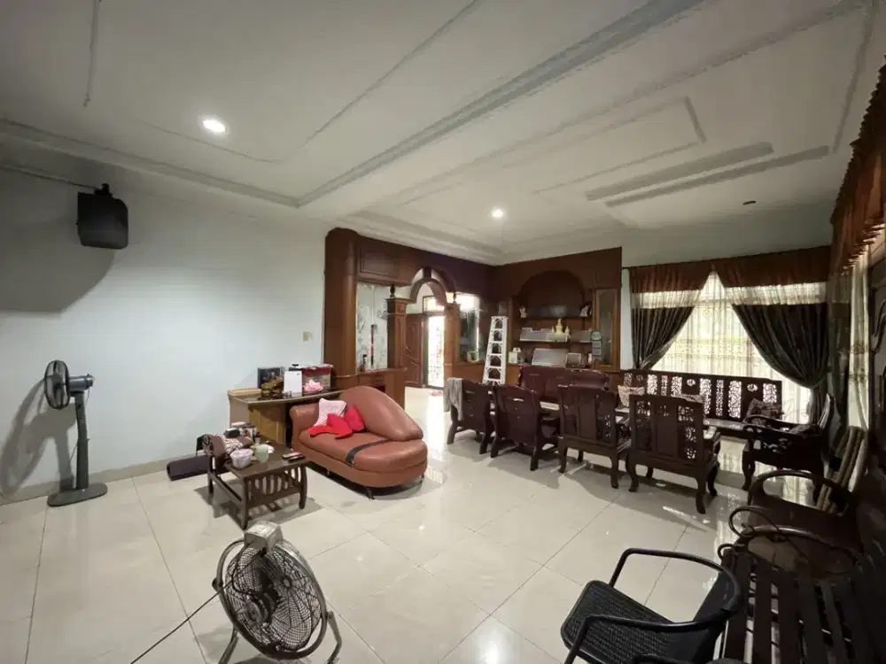 Villa Hook di Jalan Patimura Simpang Nyak Makam