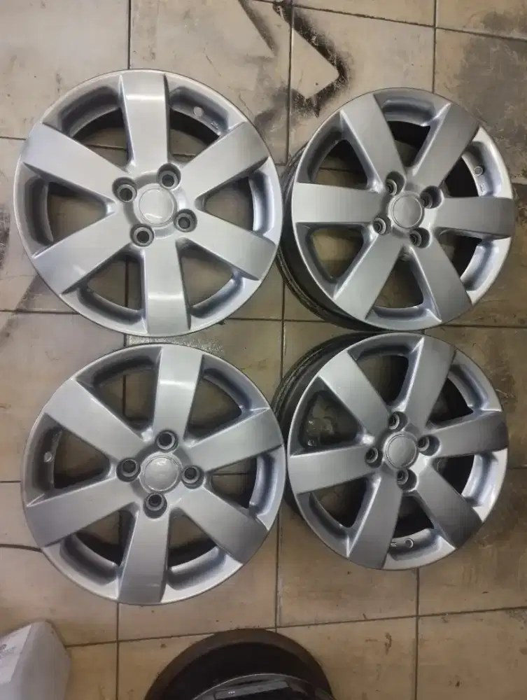Dijual. 4pc velg standar swift R15