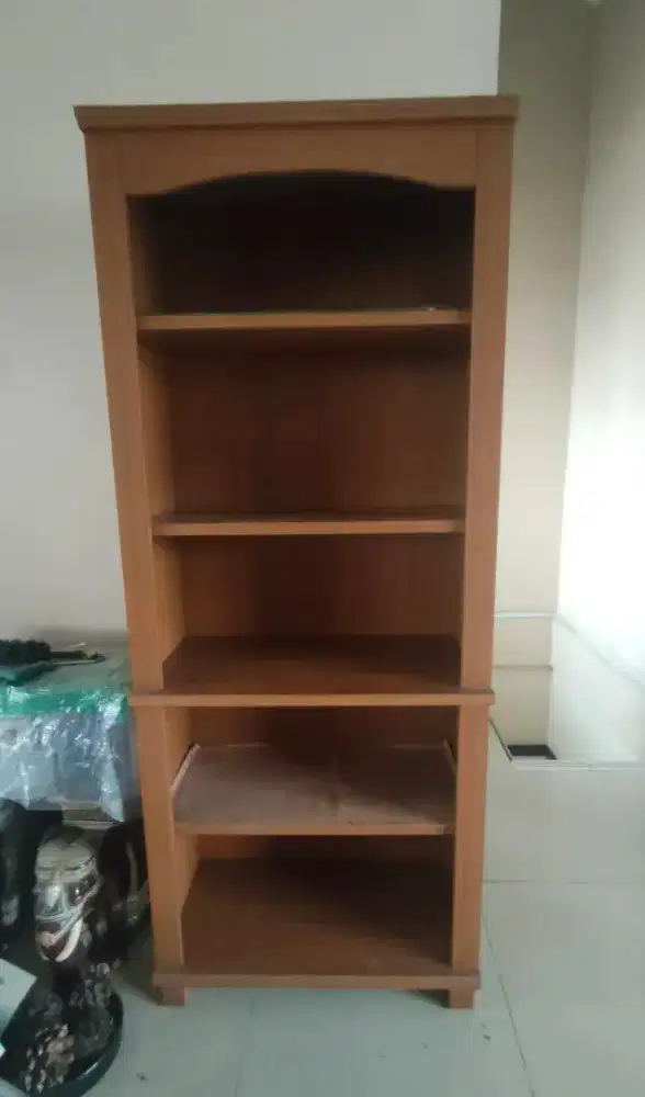 Ada 2 lemari buku