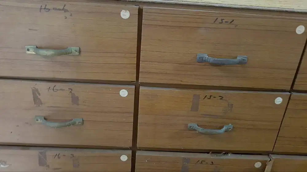 Di jual cepat laci lemari kayu