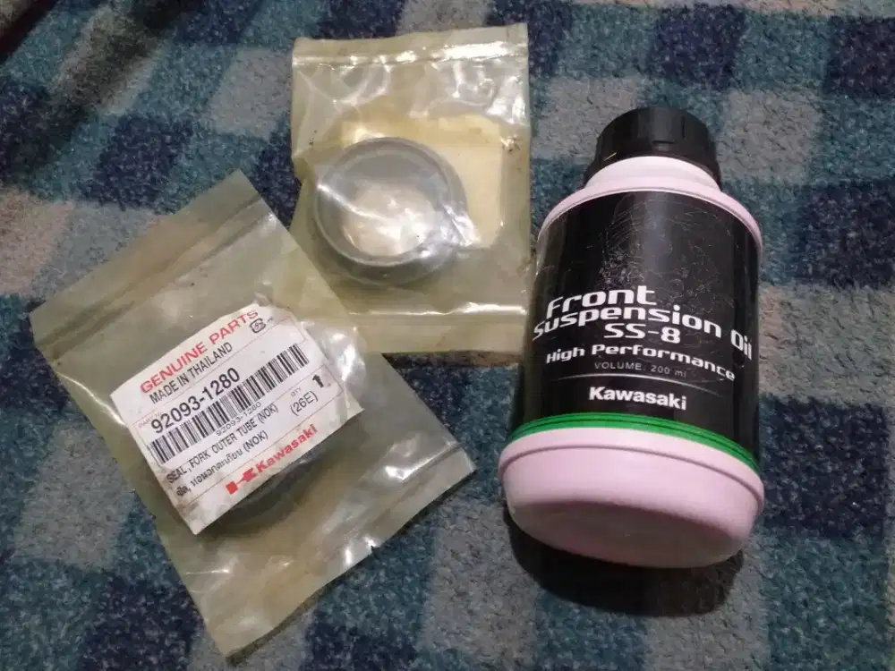 Oli dan sil/seal sepasang shock depan Kawasaki Original Thailand